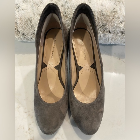 Suede Adrienne Vittadini Gray Heels Pump Shoe Minimalist Quiet Luxury Size 8 - Picture 5 of 5